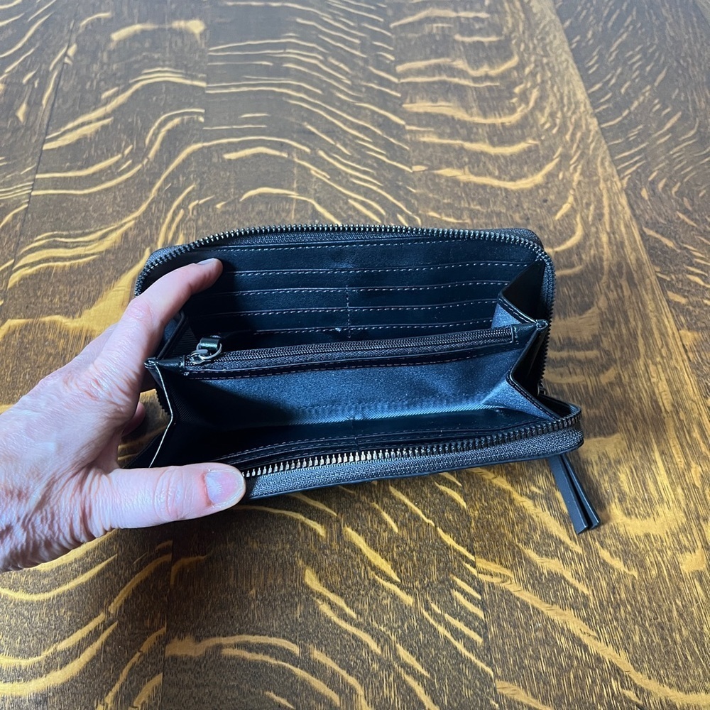 Vera Wang Black and Gray Rose Wallet - Picture 5 of 8